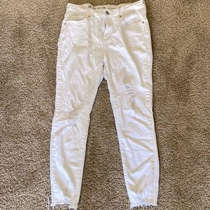 White Jeans size 9 fits like a 7! Worn only twice! Stretchy